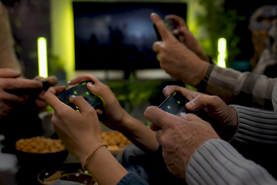 Rodzina korzystająca ze smartfonów jako kontrolerów Xbox
